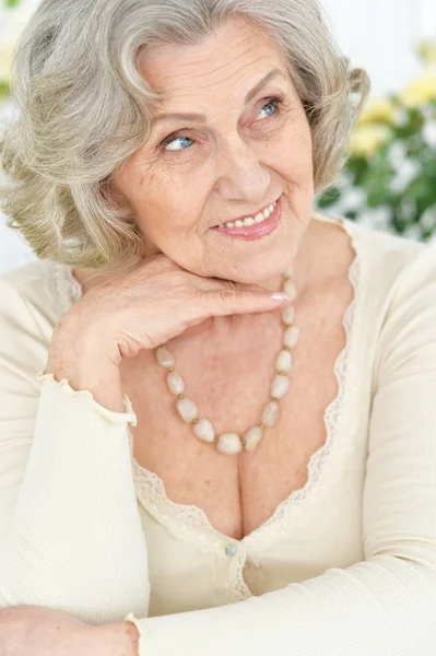 Feliz Senior Mulher Retrato Casa — Fotografia de Stock