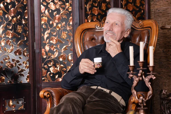 Sonriente Hombre Mayor Bebiendo Café Casa —  Fotos de Stock