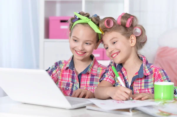 Carino Ragazze Gemelle Bigodini Capelli Con Computer Portatile Microfono Casa — Foto Stock