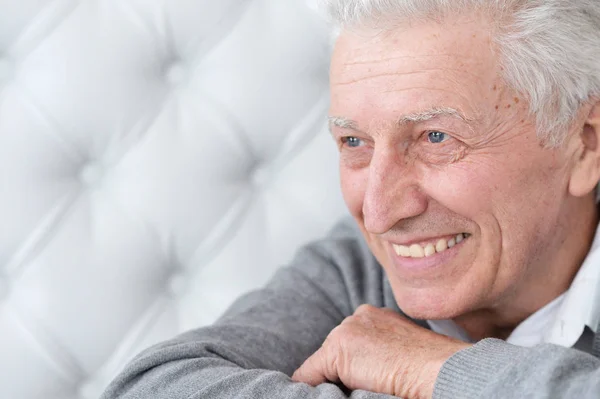 Gelukkig Senior Man Thuis Poseren — Stockfoto