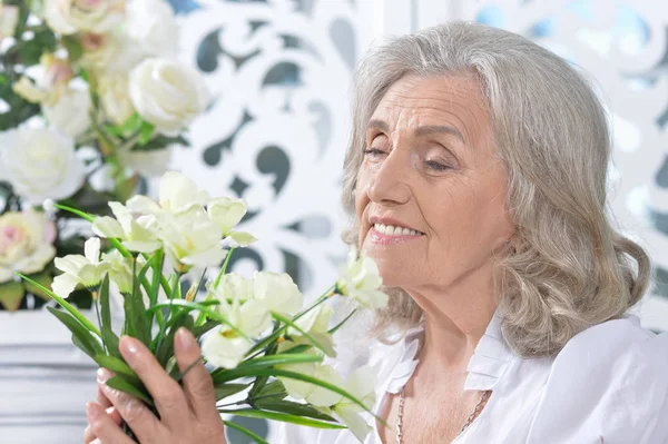 Retrato Mujer Mayor Feliz Posando Con Flores —  Fotos de Stock