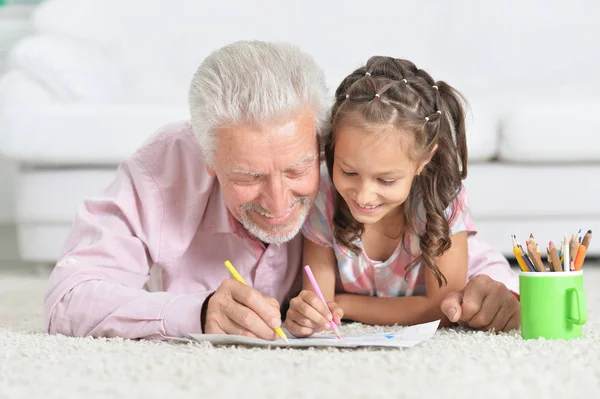Glücklicher Großvater Mit Enkelin — Stockfoto