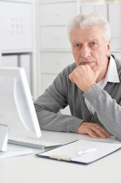 幸せな年配の男性 自宅のコンピューターでの作業 — ストック写真