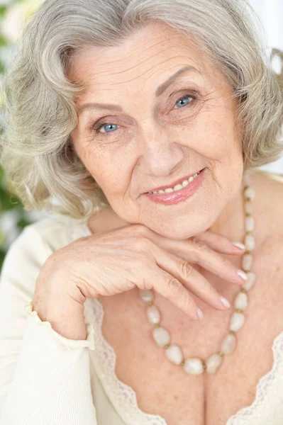 Happy Senior Kvinna Stående Hemma — Stockfoto