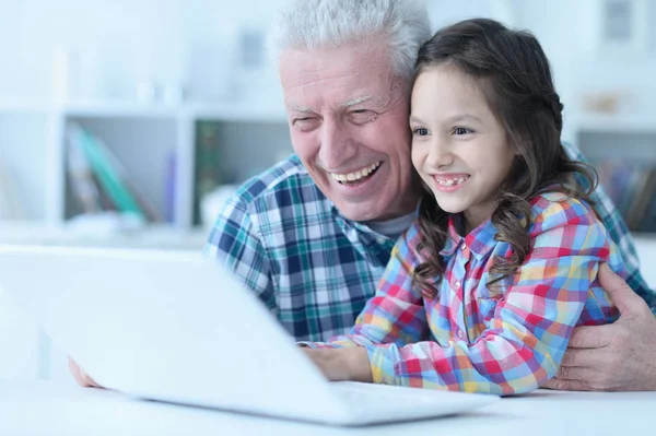 Homem Sênior Feliz Com Sua Neta Usando Laptop Casa — Fotografia de Stock