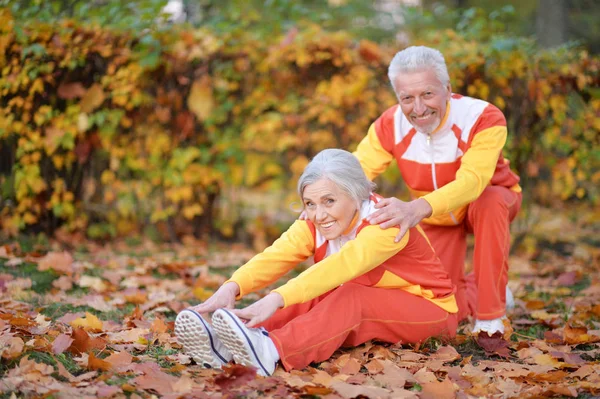 Přizpůsobit Starší Pár Cvičení Podzimním Parku — Stock fotografie