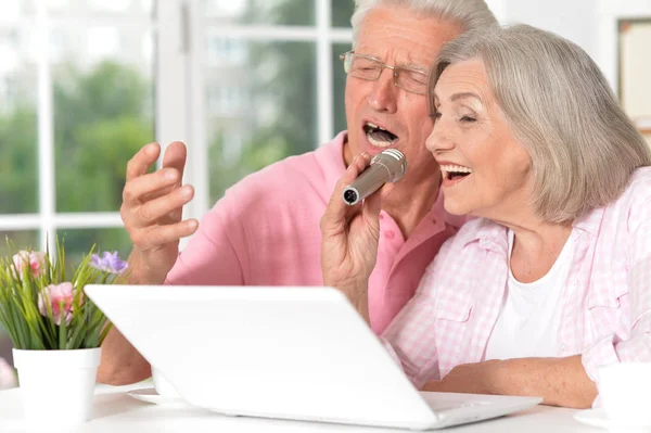 Portret Szczęśliwej Pięknej Pary Seniorów Śpiewających Karaoke Laptopem Domu — Zdjęcie stockowe