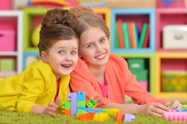 Due Bambine Che Giocano Con Blocchi Plastica Colorati — Foto Stock