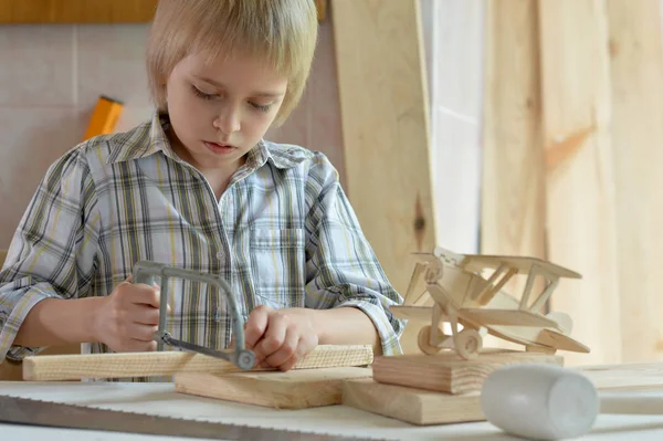 Netter Kleiner Junge Arbeitet Werkstatt Mit Holz — Stockfoto