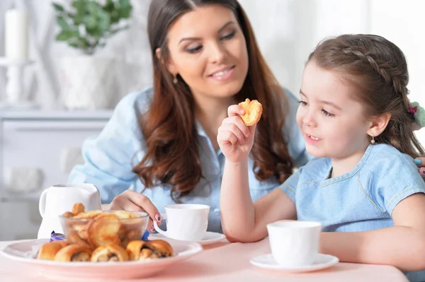 Mädchen mit Mutter beim Bemalen von Eiern — Stockfoto