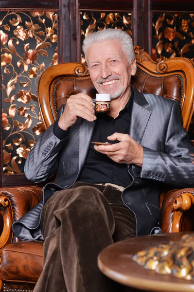 Usmíval Starší Muž Pití Kávy Doma — Stock fotografie