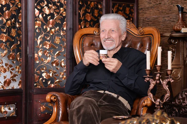 Uśmiechający Się Starszy Człowiek Picia Kawy Domu — Zdjęcie stockowe