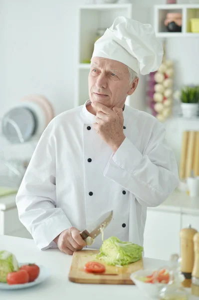 Idoso Chef Masculino Cortando Repolho Cozinha — Fotografia de Stock