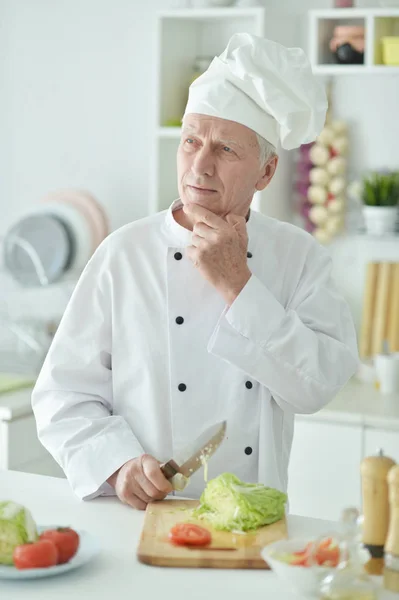 Elderly Male Chef Cutting Cabbage Kitchen — Stock Photo, Image