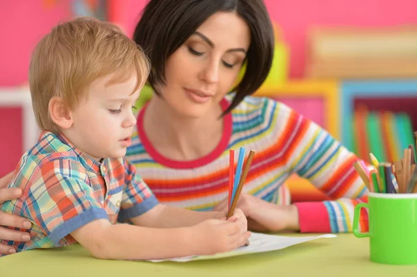 Mama Tânără Fiul Mic Desenând Împreună Creioane — Fotografie, imagine de stoc