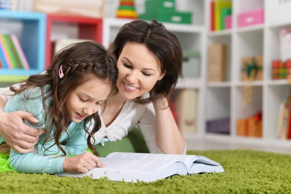 Mother Daughter Reading Book While Lying Floor — Stock Photo, Image