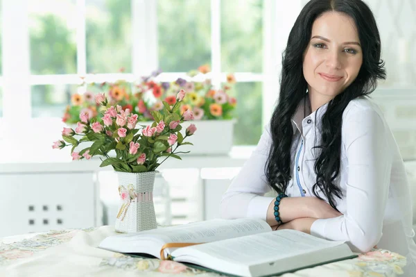 Schöne Junge Frau Sitzt Mit Aufgeschlagenem Buch Tisch — Stockfoto