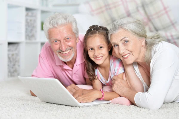 Avós Com Sua Neta Usando Laptop Casa — Fotografia de Stock