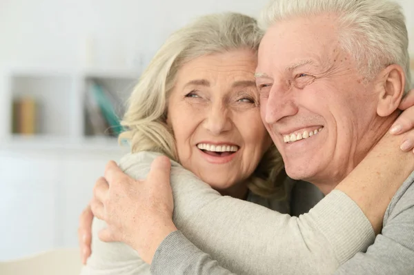 Retrato Una Feliz Pareja Ancianos Casa — Foto de Stock