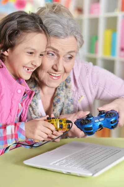 Nonna Con Sua Nipote Giocare Gioco Computer Sul Computer Portatile — Foto Stock