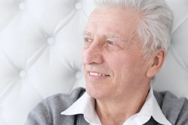 Gelukkig Senior Man Thuis Poseren — Stockfoto