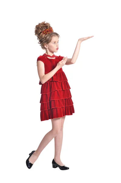 白い背景で隔離のレトロな髪型と赤いベルベットのドレスでかわいい女の子 — ストック写真