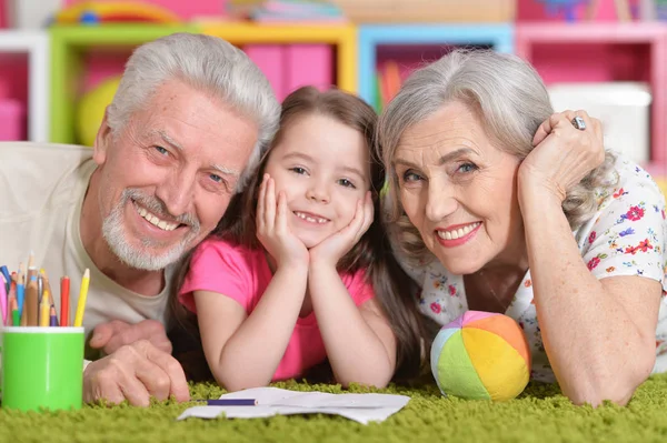 Abuelos jugando con la nieta —  Fotos de Stock