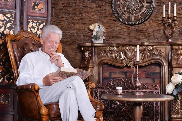 Maduro Homem Leitura Livro Quarto Com Vintage Interior — Fotografia de Stock