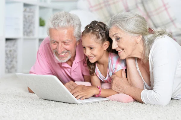 Avós Com Sua Neta Usando Laptop Casa — Fotografia de Stock