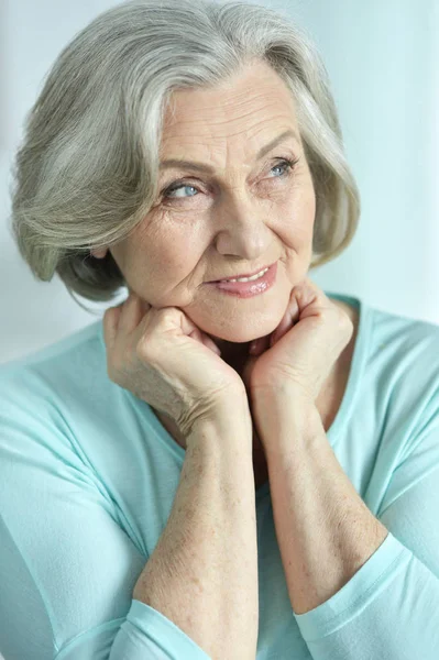 Porträt Einer Glücklichen Seniorin Die Hause Posiert — Stockfoto