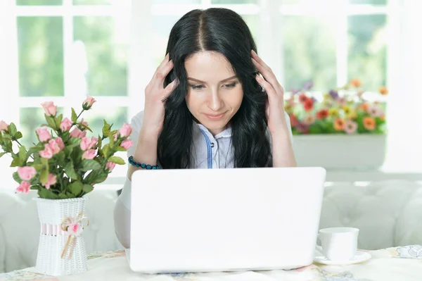 Bella Giovane Donna Che Utilizza Computer Portatile Moderno Tavola — Foto Stock