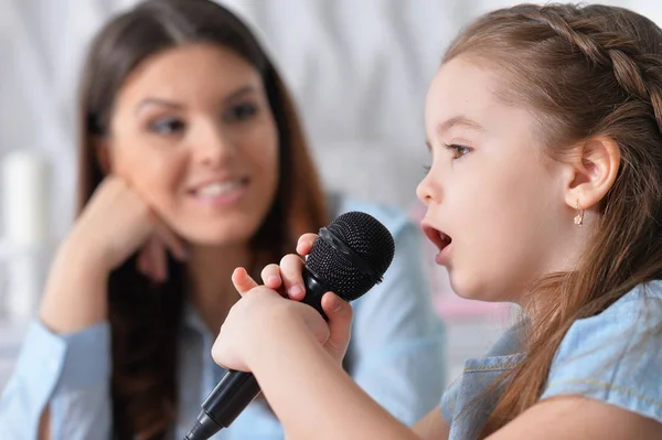 Ritratto Ravvicinato Bambina Con Madre Che Canta Karaoke Casa — Foto Stock
