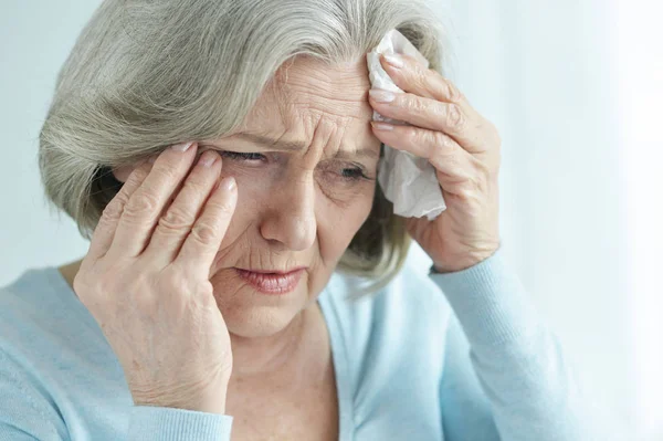 Schöne Traurige Seniorin Mit Kopfschmerzen — Stockfoto