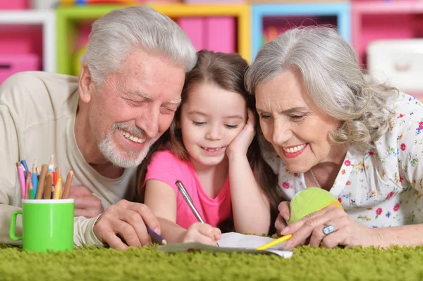 Großeltern spielen mit Enkelin — Stockfoto