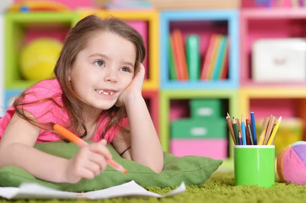 Schattig Klein Meisje Roze Shirt Tekening Haar Kamer — Stockfoto