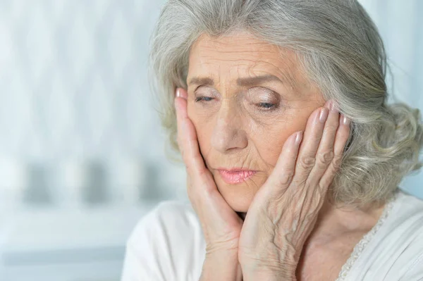 Nahaufnahme Porträt Einer Traurigen Seniorin — Stockfoto