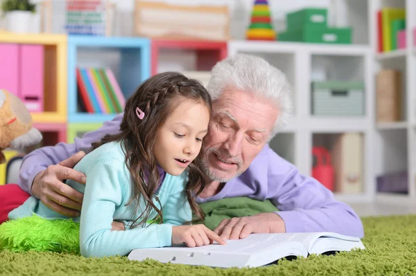Pequena Menina Bonito Com Avô Leitura Livro — Fotografia de Stock
