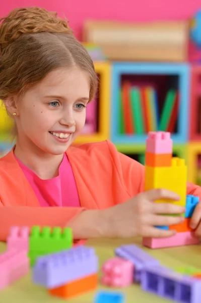 Lockiges Kleines Mädchen Beim Spielen Mit Bunten Plastikklötzen — Stockfoto