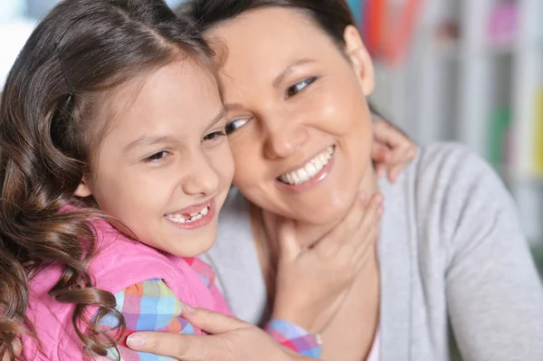 Närbild Porträtt Charmig Liten Flicka Kramas Med Mamma Hemma — Stockfoto