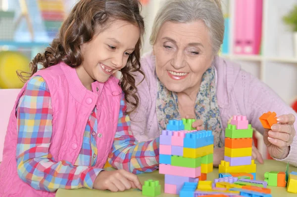 Schattig Meisje Oma Spelen Met Kleurrijke Plastic Blokken — Stockfoto