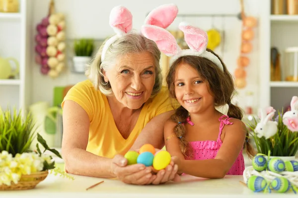 할머니와 부활절 달걀으로 — 스톡 사진