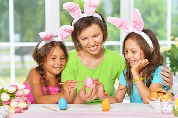 Moeder Dochters Paaseieren Kleuren — Stockfoto