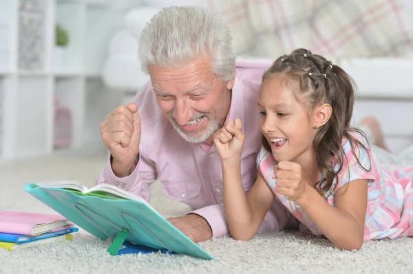 Dědeček Čtení Knihy Jeho Malou Vnučkou — Stock fotografie