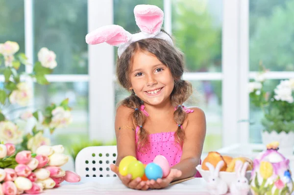 Glückliches Kleines Mädchen Mit Ostereiern — Stockfoto