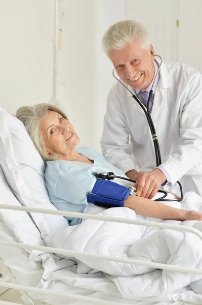 Mujer mayor en el hospital — Foto de Stock