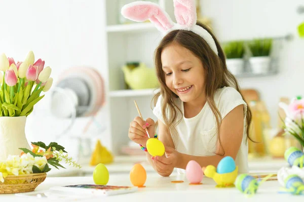 Szczęśliwy Dziewczyna Malowanie Jajek Wielkanoc — Zdjęcie stockowe