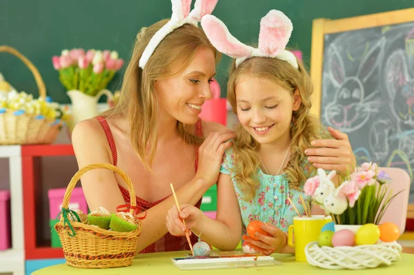 Moeder Met Dochter Draagt Konijnenoren Versieren Paaseieren Thuis — Stockfoto