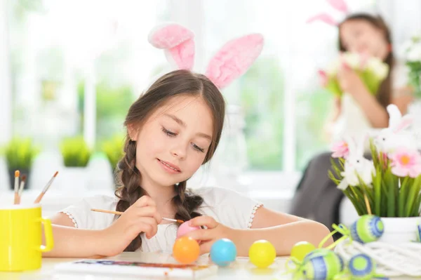 Schattig Meisje Schilderij Eieren Voor Paasvakantie Keuken — Stockfoto