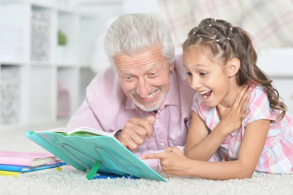 Großvater Liest Buch Mit Seiner Kleinen Enkelin — Stockfoto