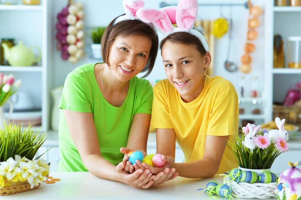 Gelukkig Moeder Zoon Dragen Konijn Oren Voorbereiden Paasvakantie — Stockfoto